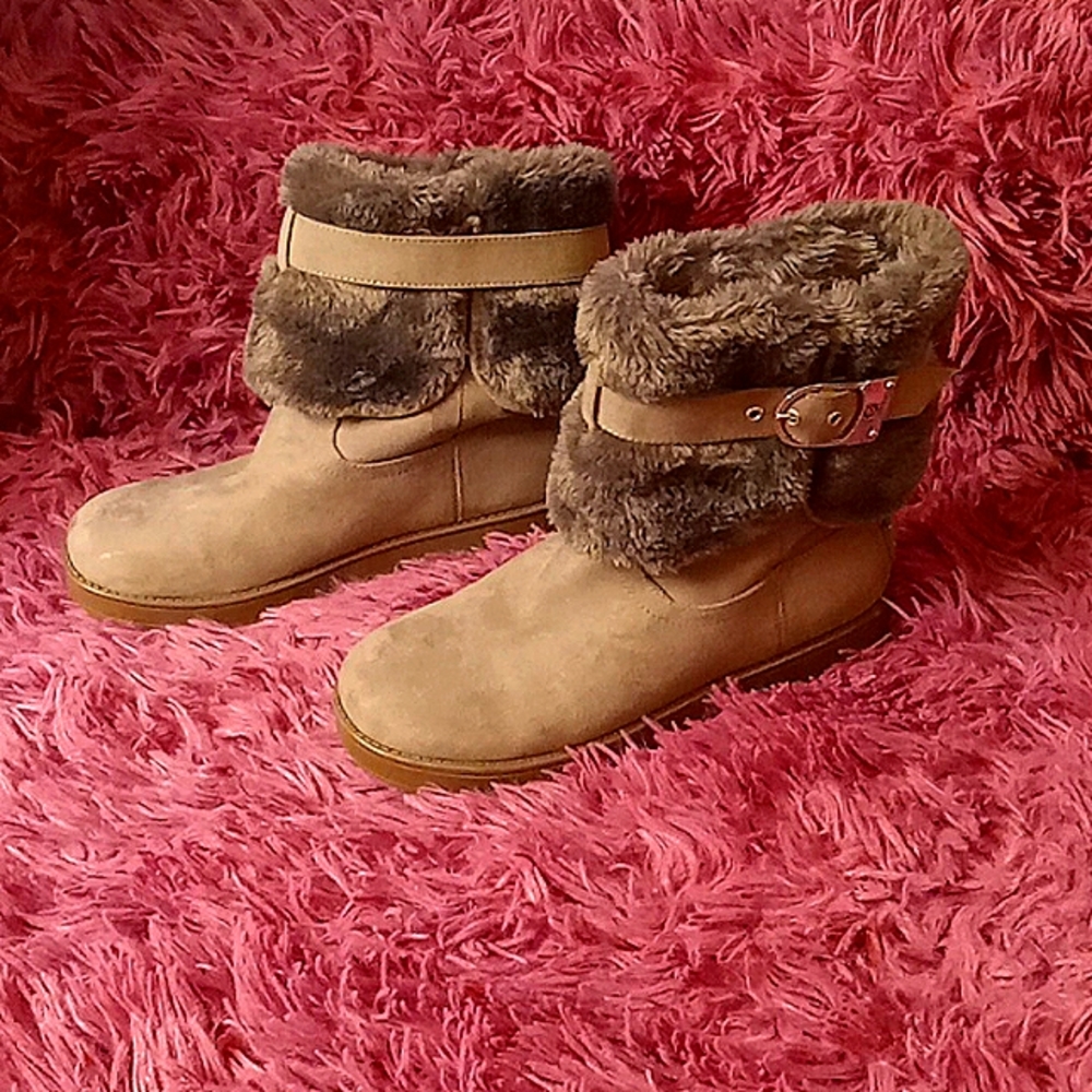 G by GBG guess grey suede boots with grey faux fur